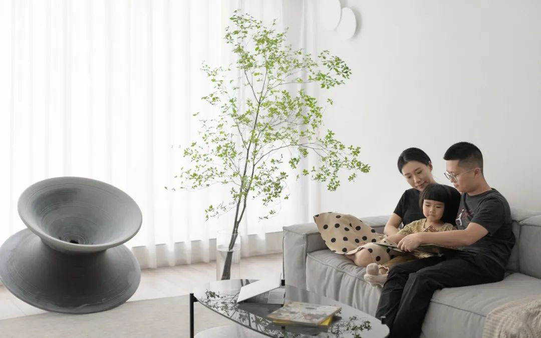 工作如此繁雜，居家何不簡單一些？三口之家的極簡美宅