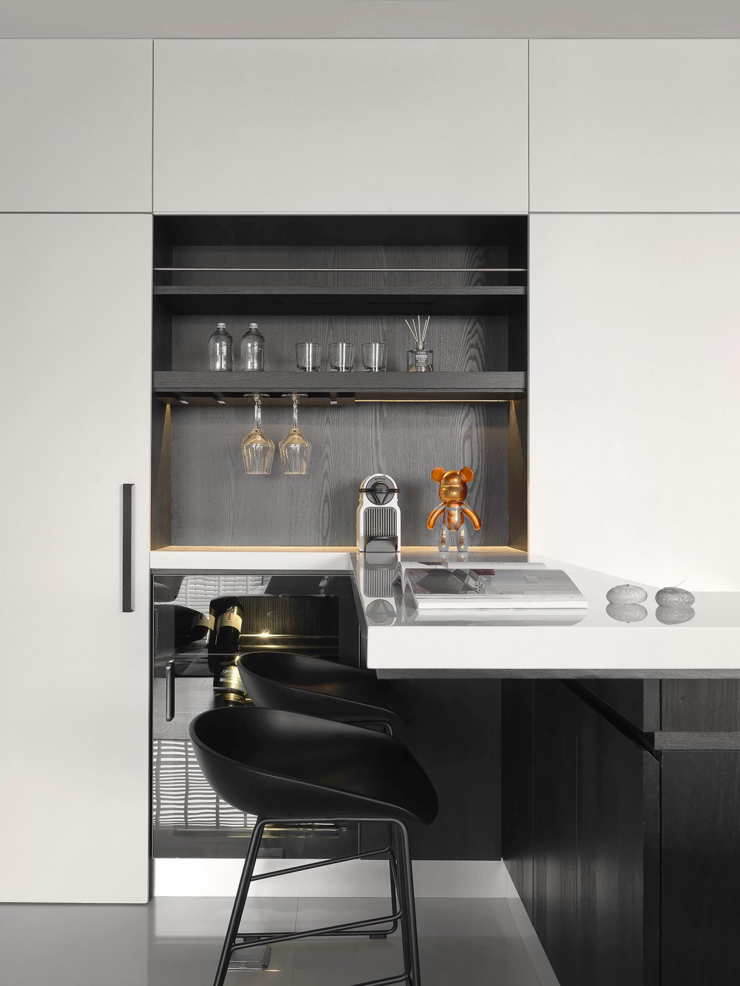 材質限定功能邊界丨玻璃書房——暗系家裝里的一道光