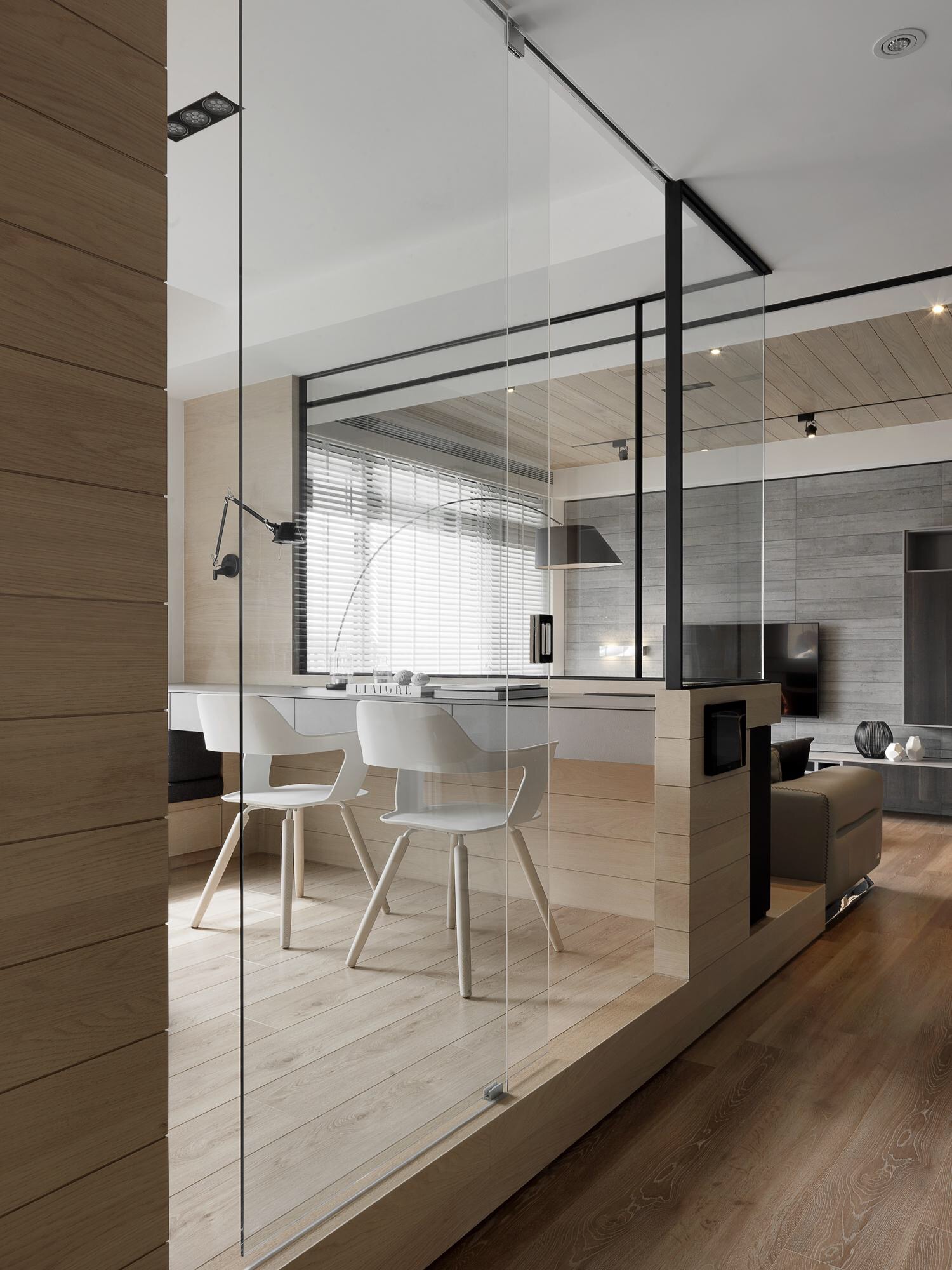 材質限定功能邊界丨玻璃書房——暗系家裝里的一道光