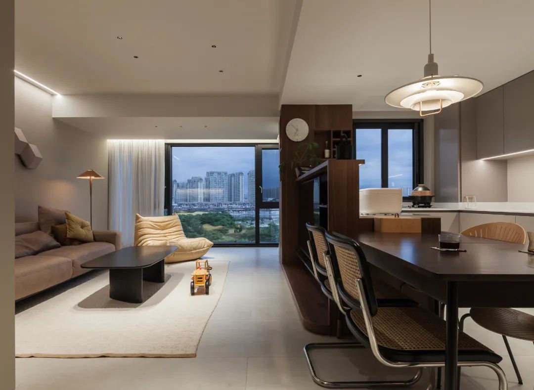 潮酷爸媽帶娃記，輕復(fù)古宅一鏡到底，影音房也沒放過