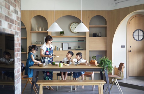 打通兩套房，竟是為了孩子的游樂場，當代家庭“幼兒園”