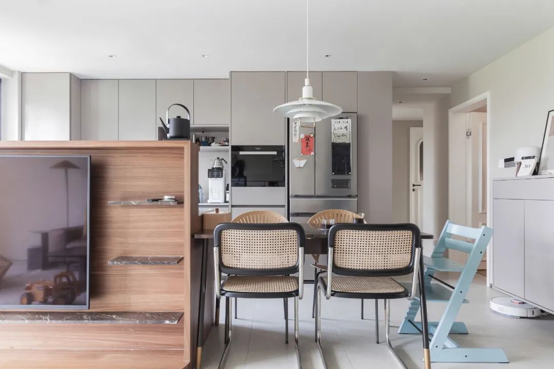 潮酷爸媽帶娃記，輕復(fù)古宅一鏡到底，影音房也沒放過