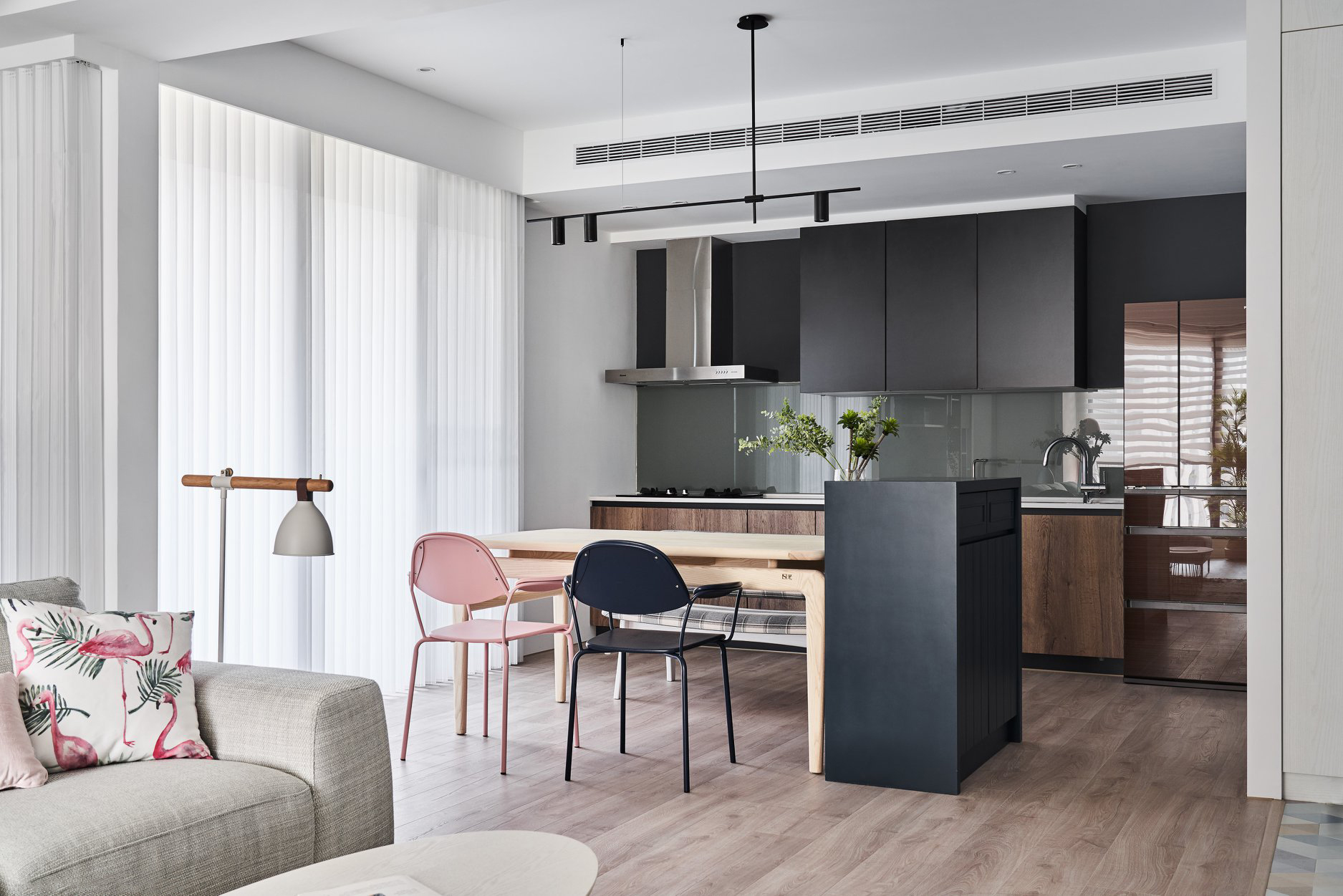 藏青+素胚，國粹配色融入現代家裝，好一個天青色等煙雨