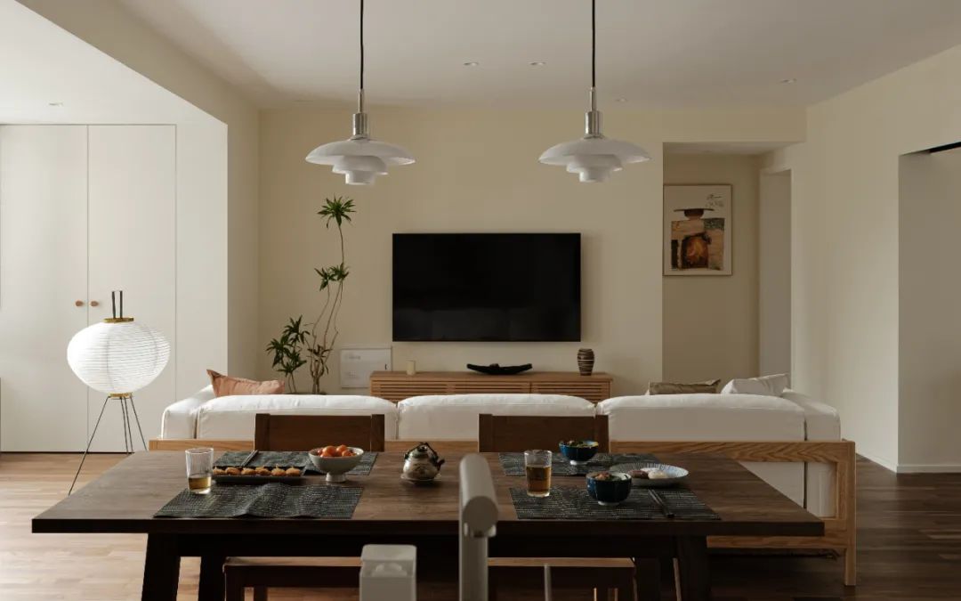 三代同堂居家新寵，原木家具配暖白硬裝，將溫馨進行到底