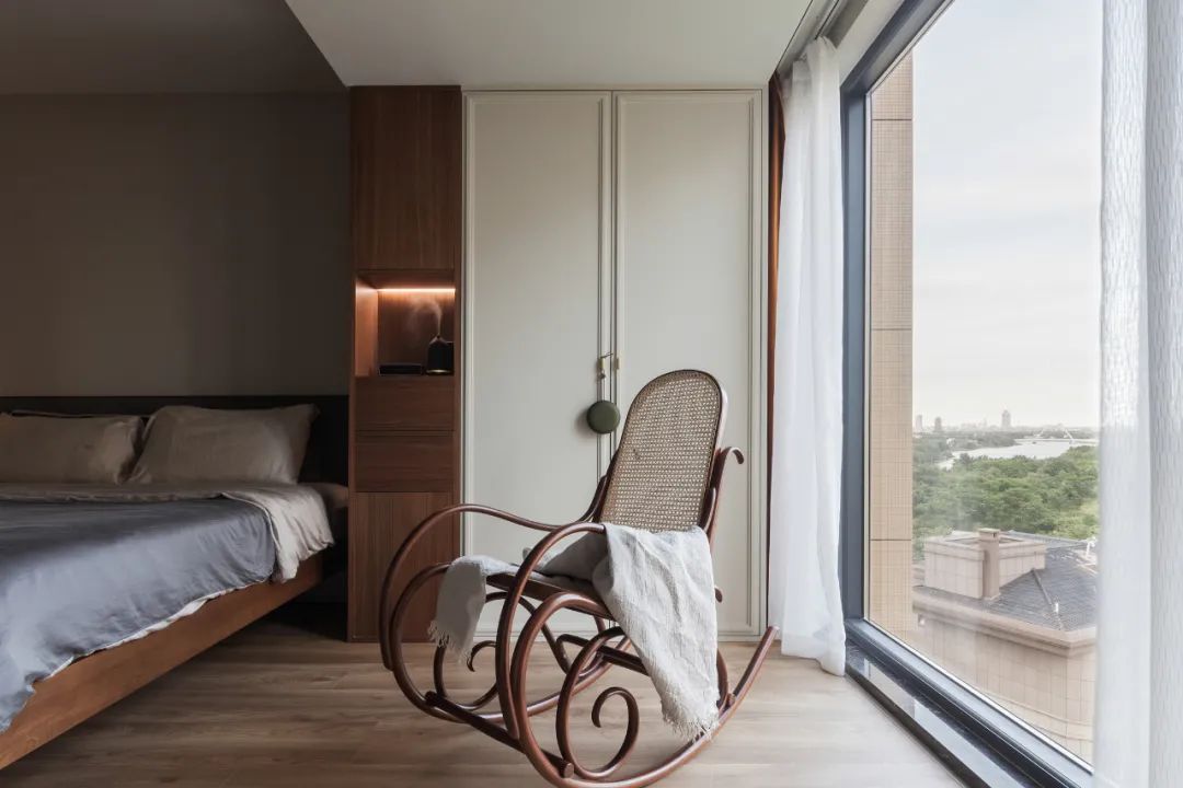 潮酷爸媽帶娃記，輕復(fù)古宅一鏡到底，影音房也沒放過