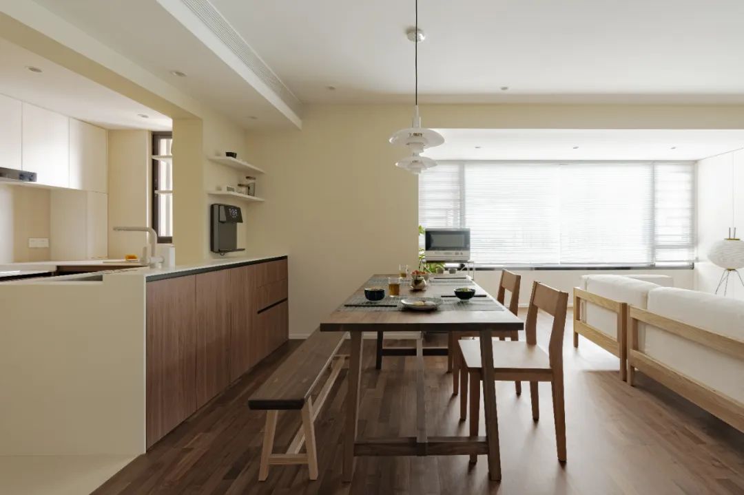 三代同堂居家新寵，原木家具配暖白硬裝，將溫馨進行到底