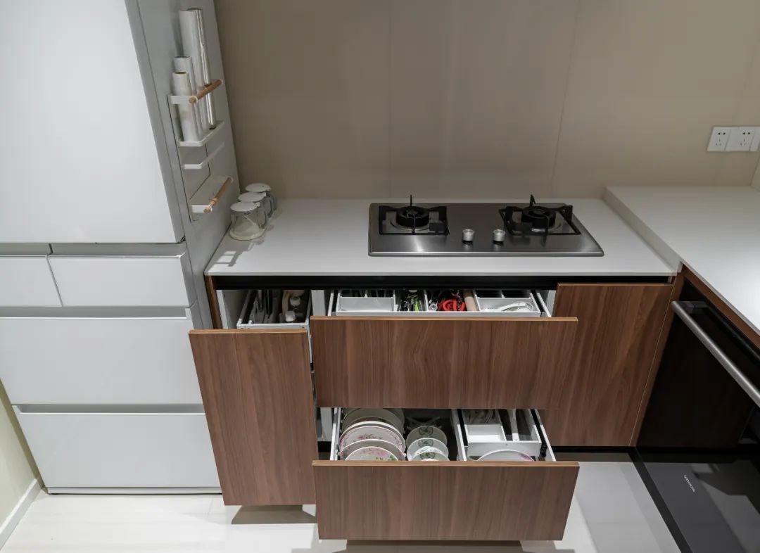 三代同堂居家新寵，原木家具配暖白硬裝，將溫馨進行到底