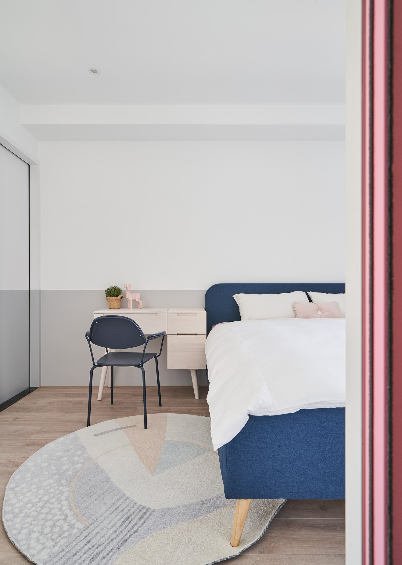 藏青+素胚，國粹配色融入現代家裝，好一個天青色等煙雨