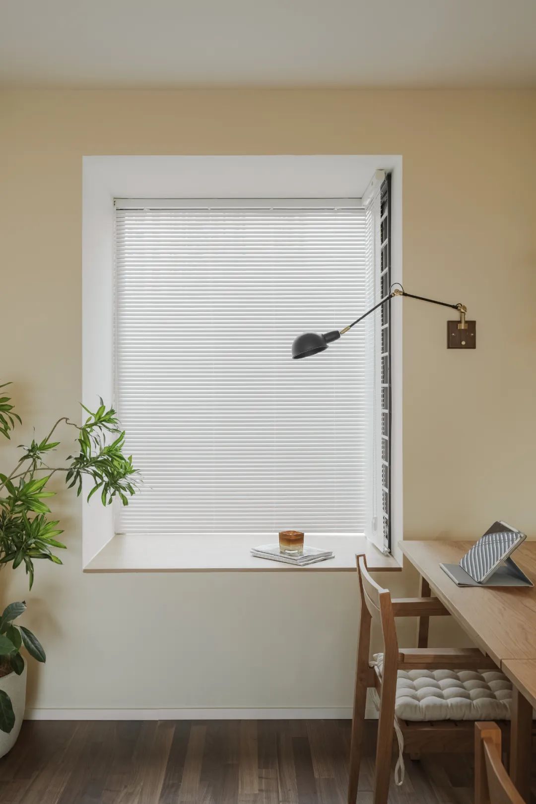 三代同堂居家新寵，原木家具配暖白硬裝，將溫馨進行到底