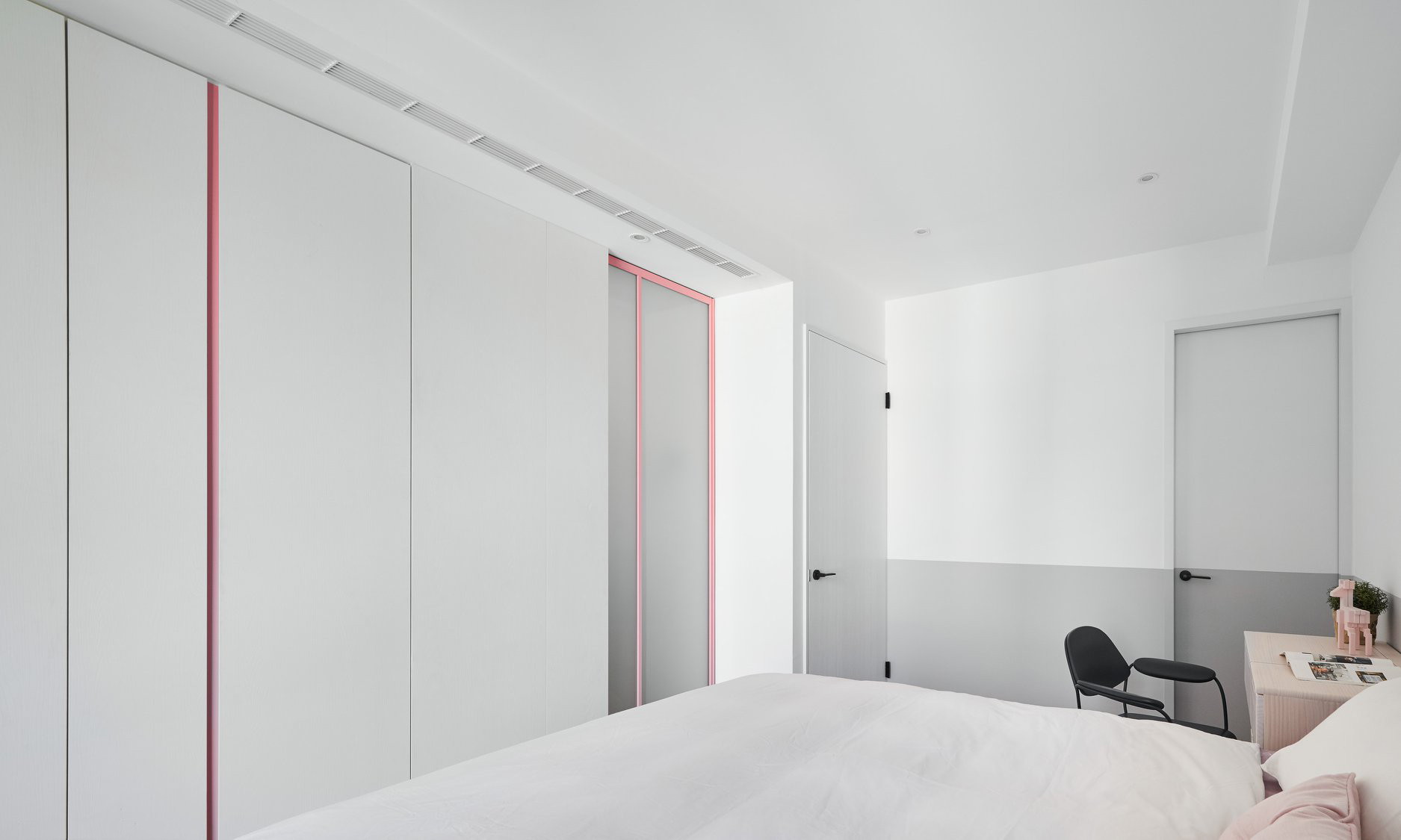 藏青+素胚，國粹配色融入現代家裝，好一個天青色等煙雨