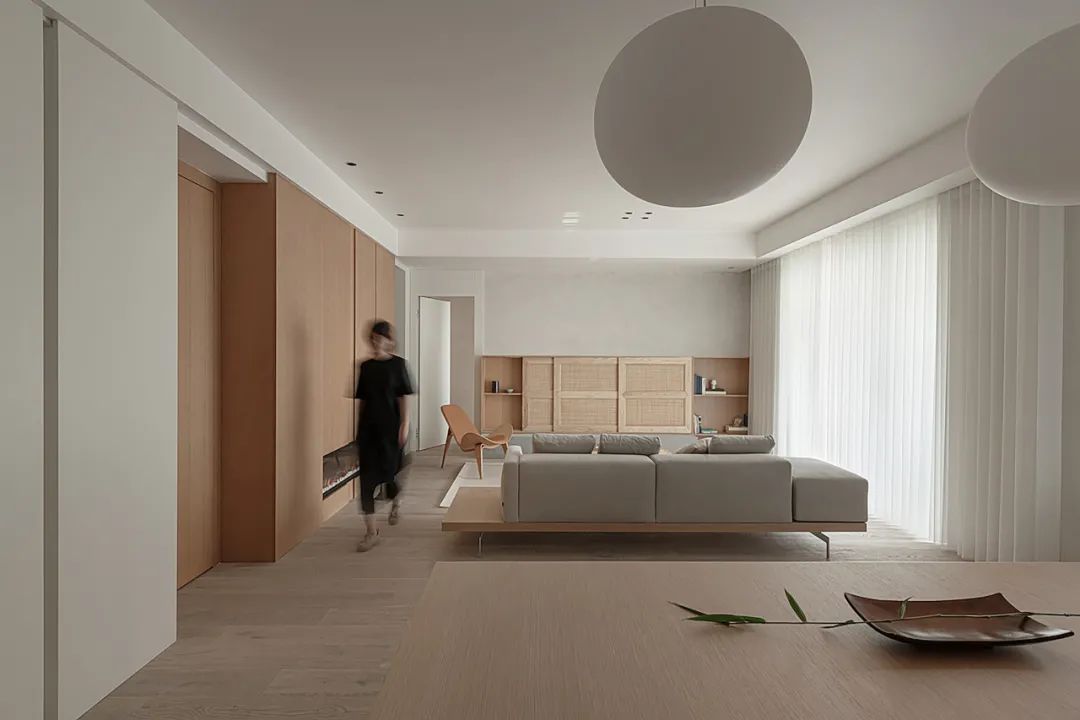 超大浴缸套間+休閑書房+獨(dú)立視聽室，人均80平的快樂！