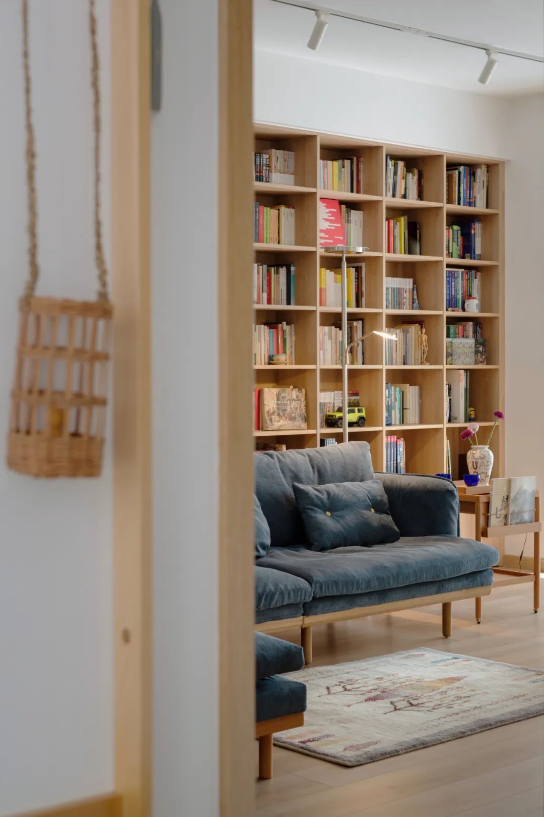 「歸隱」夫妻的都市“陋室”，慵懶原木藏書閣，宅不夠！