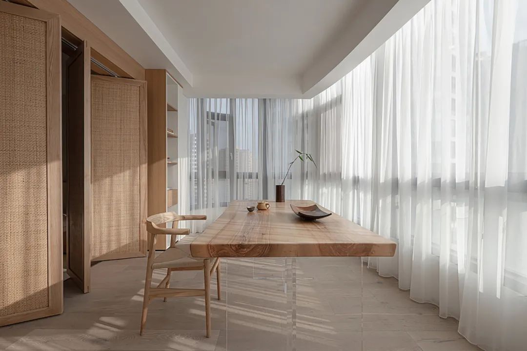 超大浴缸套間+休閑書房+獨(dú)立視聽室，人均80平的快樂！