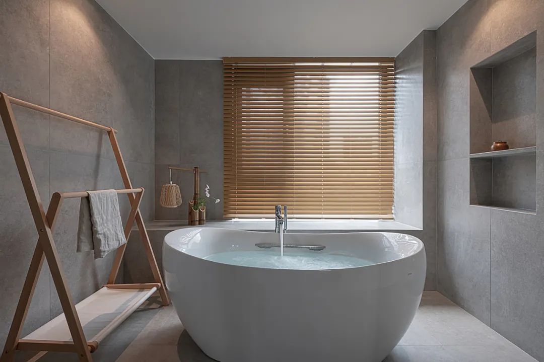 超大浴缸套間+休閑書房+獨(dú)立視聽室，人均80平的快樂！