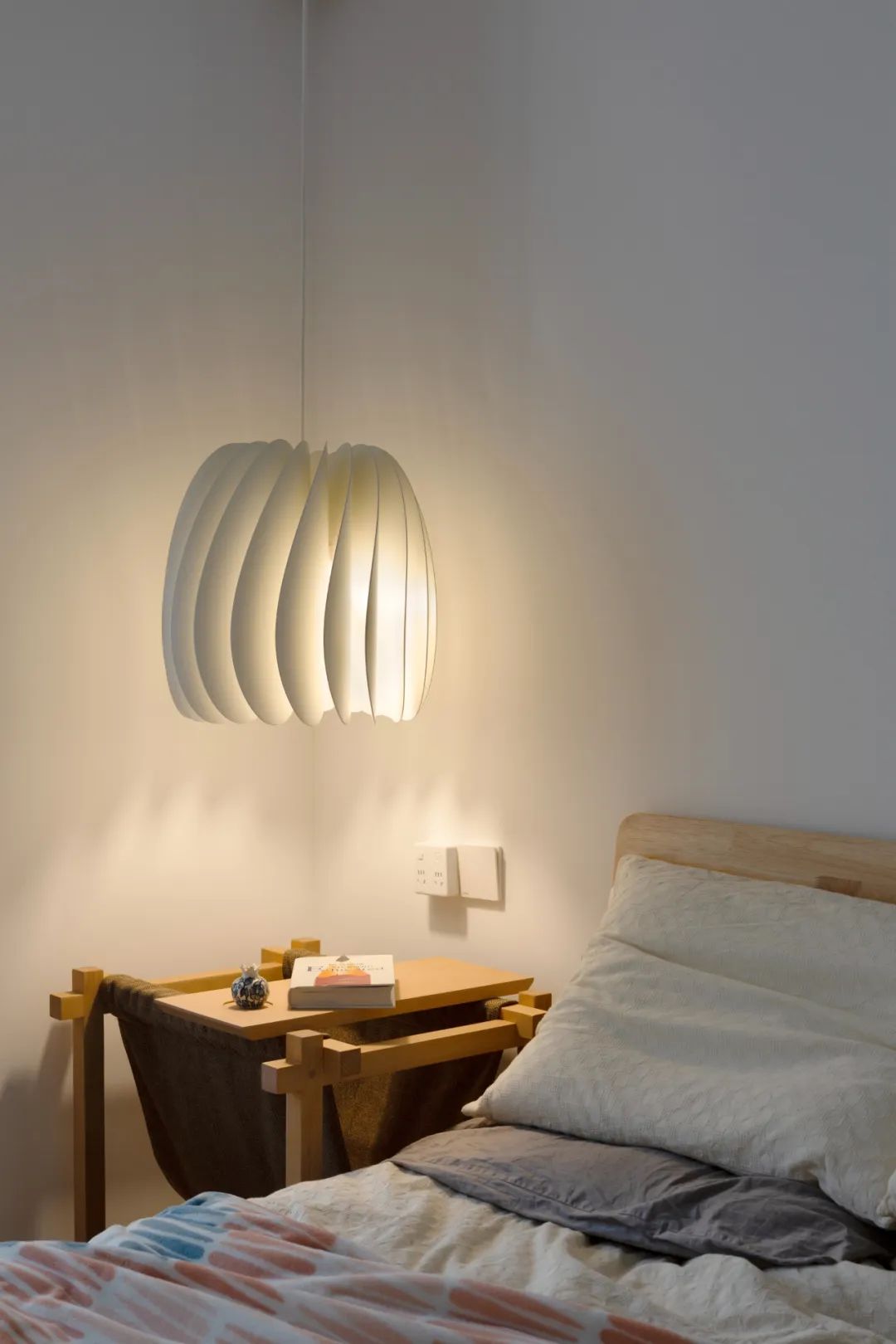 「歸隱」夫妻的都市“陋室”，慵懶原木藏書閣，宅不夠！