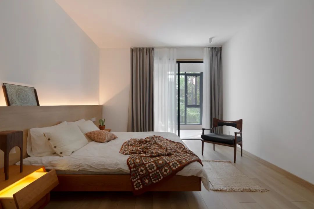 「歸隱」夫妻的都市“陋室”，慵懶原木藏書閣，宅不夠！