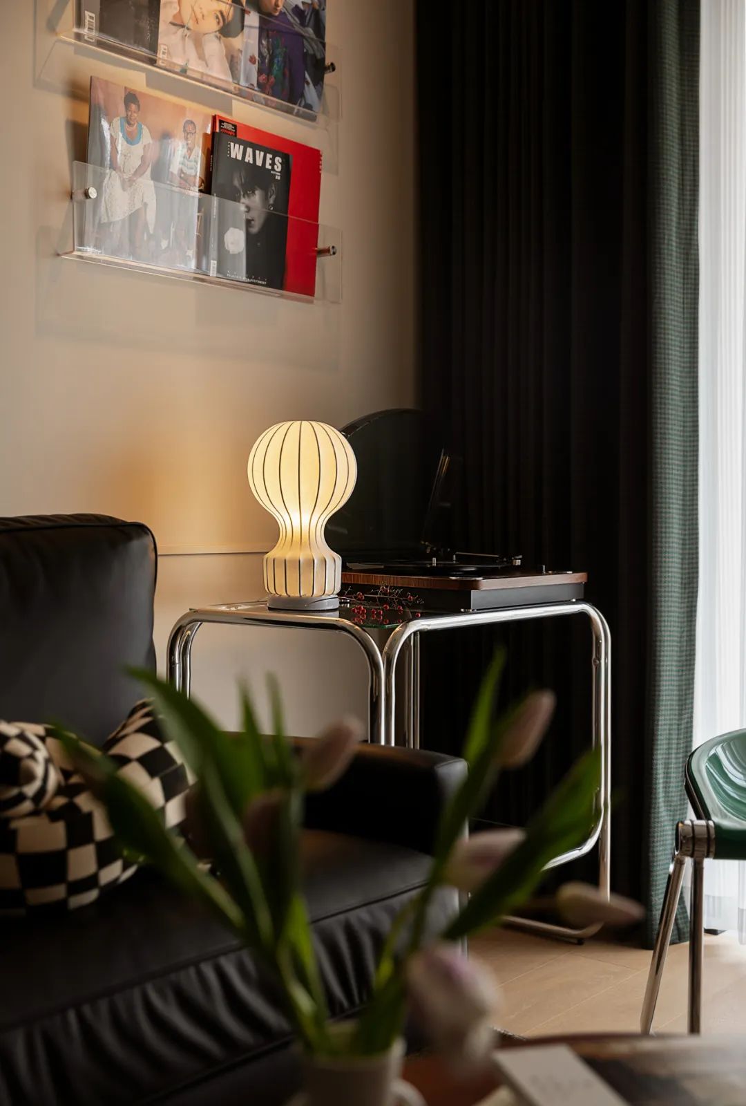 90后美女獨(dú)居小宅摩登又時(shí)尚，復(fù)古配飾真“熱鬧”