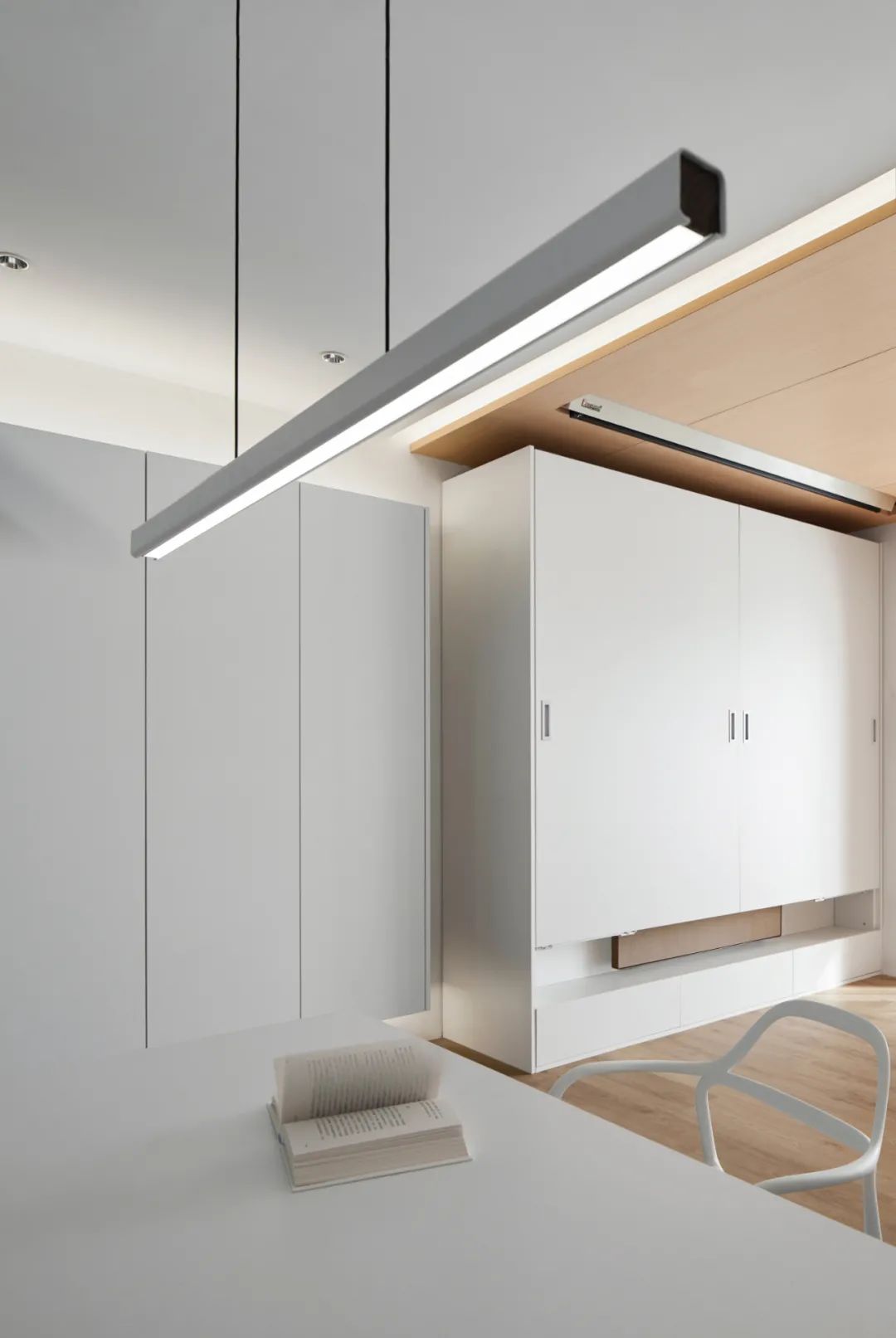 90后辣媽的白月光之家，75㎡小宅又純又欲，科技感滿滿