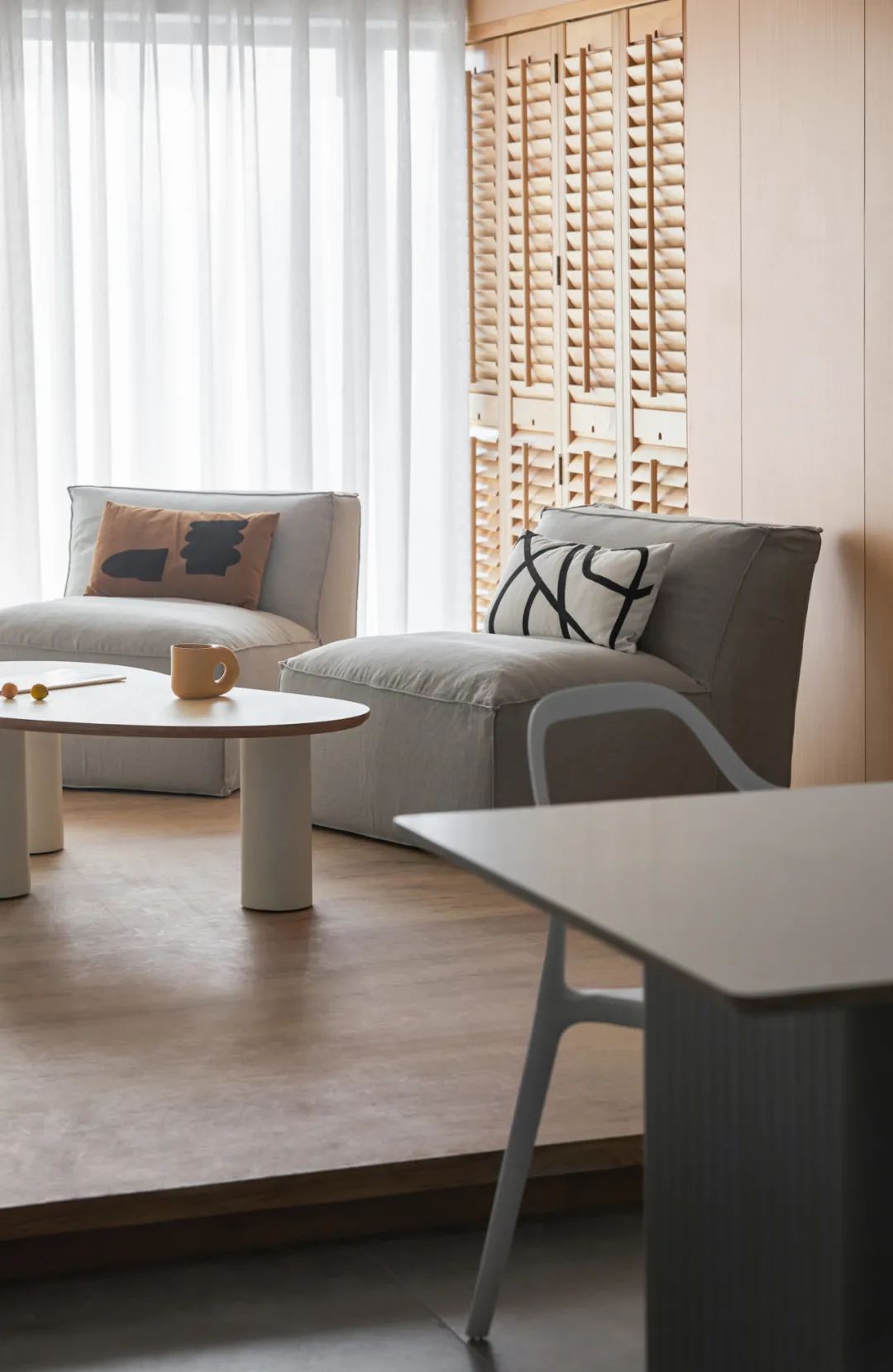 90后辣媽的白月光之家，75㎡小宅又純又欲，科技感滿滿