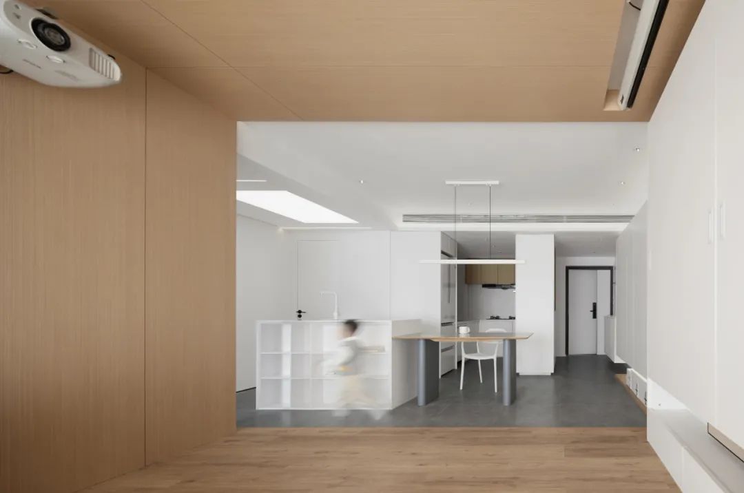 90后辣媽的白月光之家，75㎡小宅又純又欲，科技感滿滿