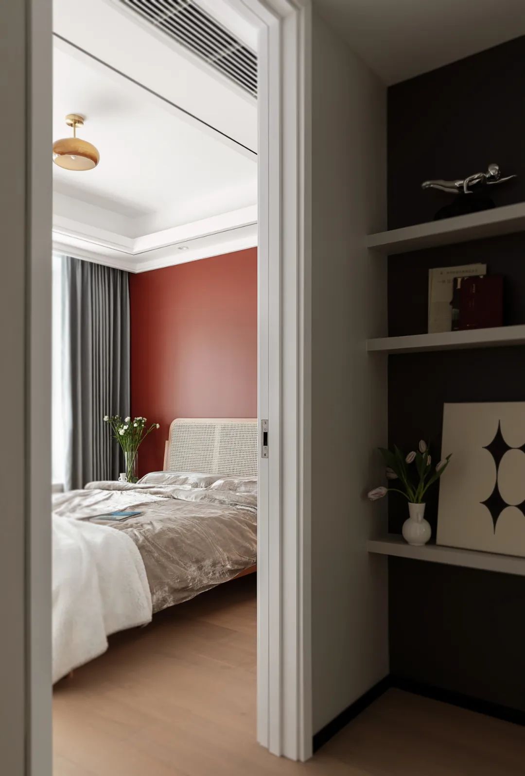 90后美女獨(dú)居小宅摩登又時(shí)尚，復(fù)古配飾真“熱鬧”