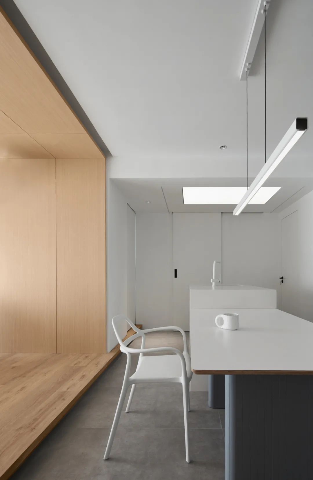 90后辣媽的白月光之家，75㎡小宅又純又欲，科技感滿滿