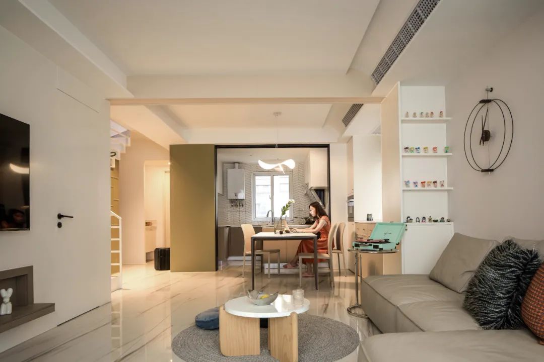 復(fù)式房必看丨樓梯下做玄關(guān)柜+次臥改成閱讀角，豪宅范