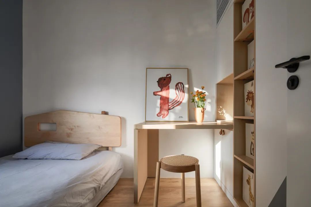 90后辣媽的白月光之家，75㎡小宅又純又欲，科技感滿滿