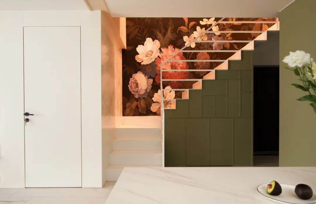 復(fù)式房必看丨樓梯下做玄關(guān)柜+次臥改成閱讀角，豪宅范