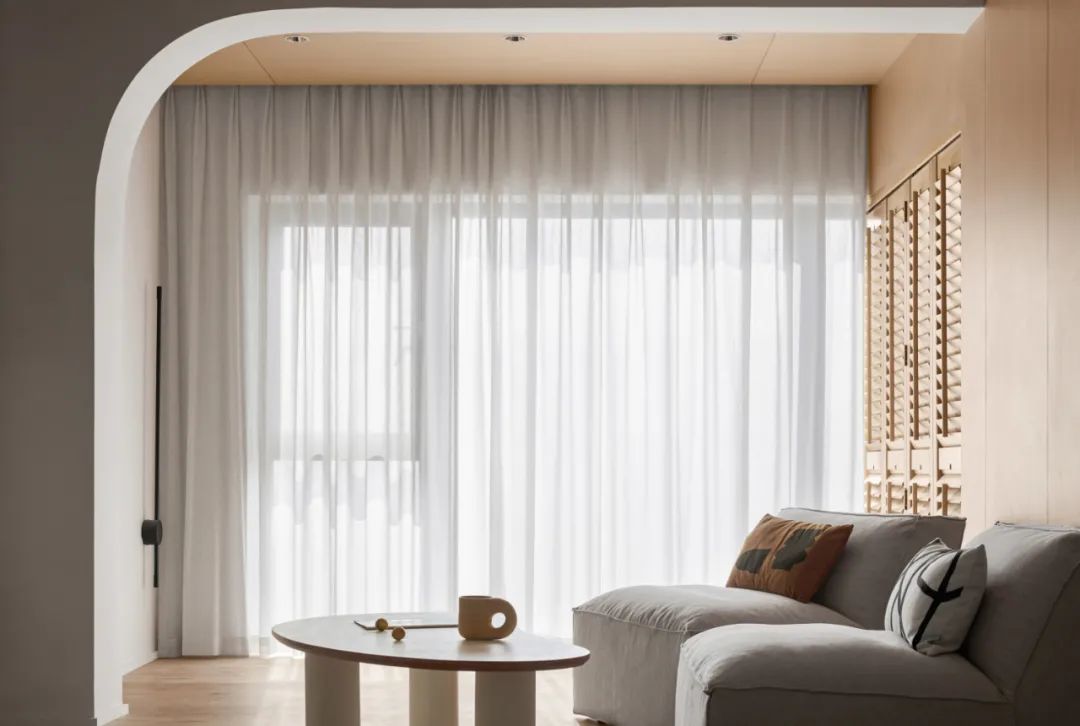 90后辣媽的白月光之家，75㎡小宅又純又欲，科技感滿滿