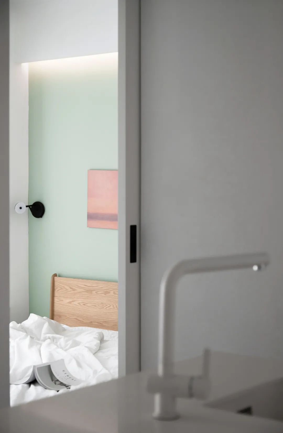 90后辣媽的白月光之家，75㎡小宅又純又欲，科技感滿滿