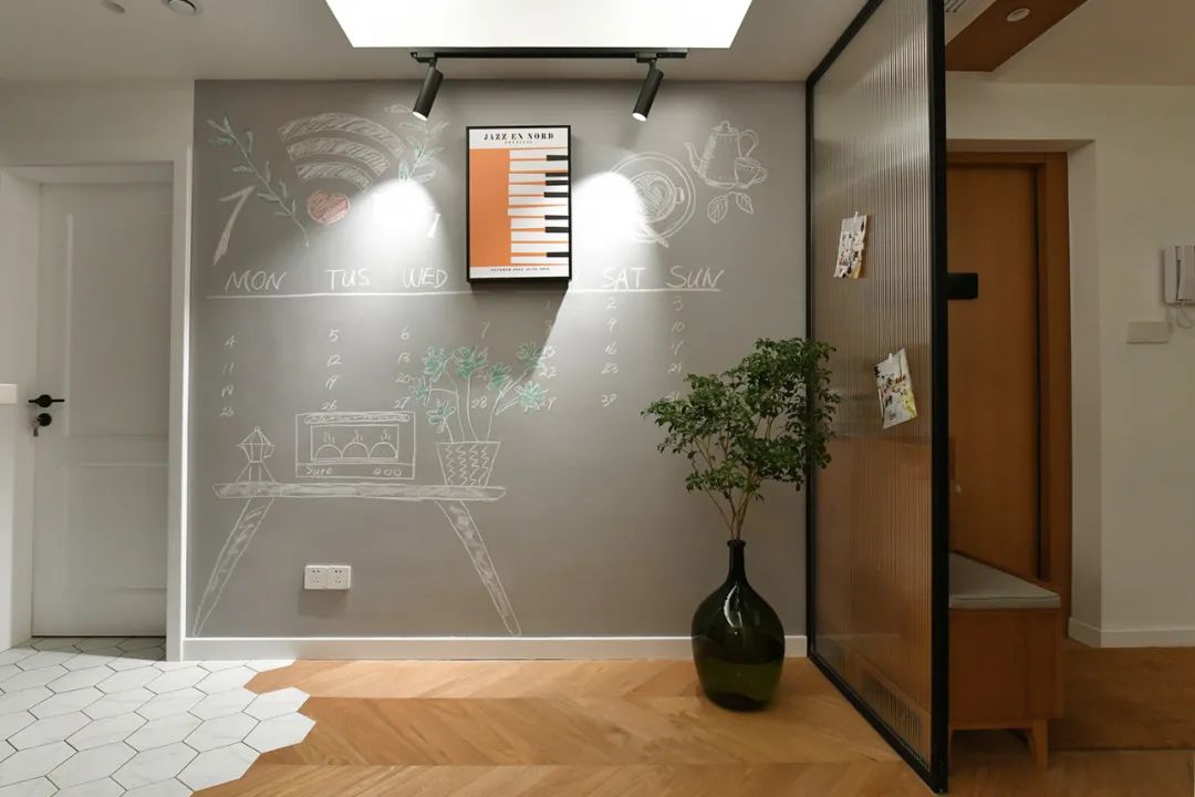 容下一家五口的小兩居，陽臺改成小餐廳，還有超多收納