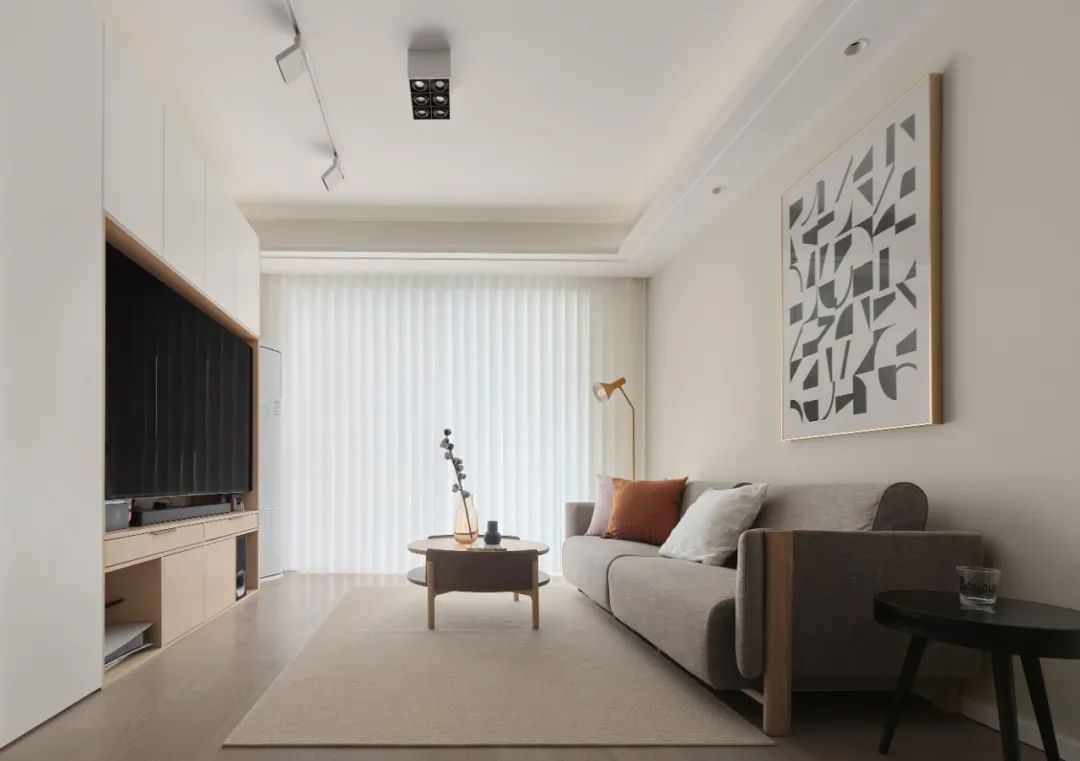 這套房子目前主要是我和老公兩個人住，三居對于未來的我們來說是剛需，希望舒適和簡約的同時不失溫馨與實用