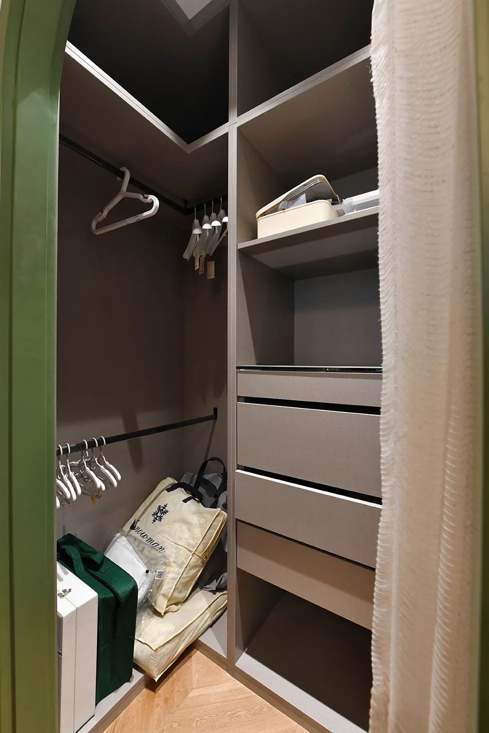 容下一家五口的小兩居，陽臺改成小餐廳，還有超多收納