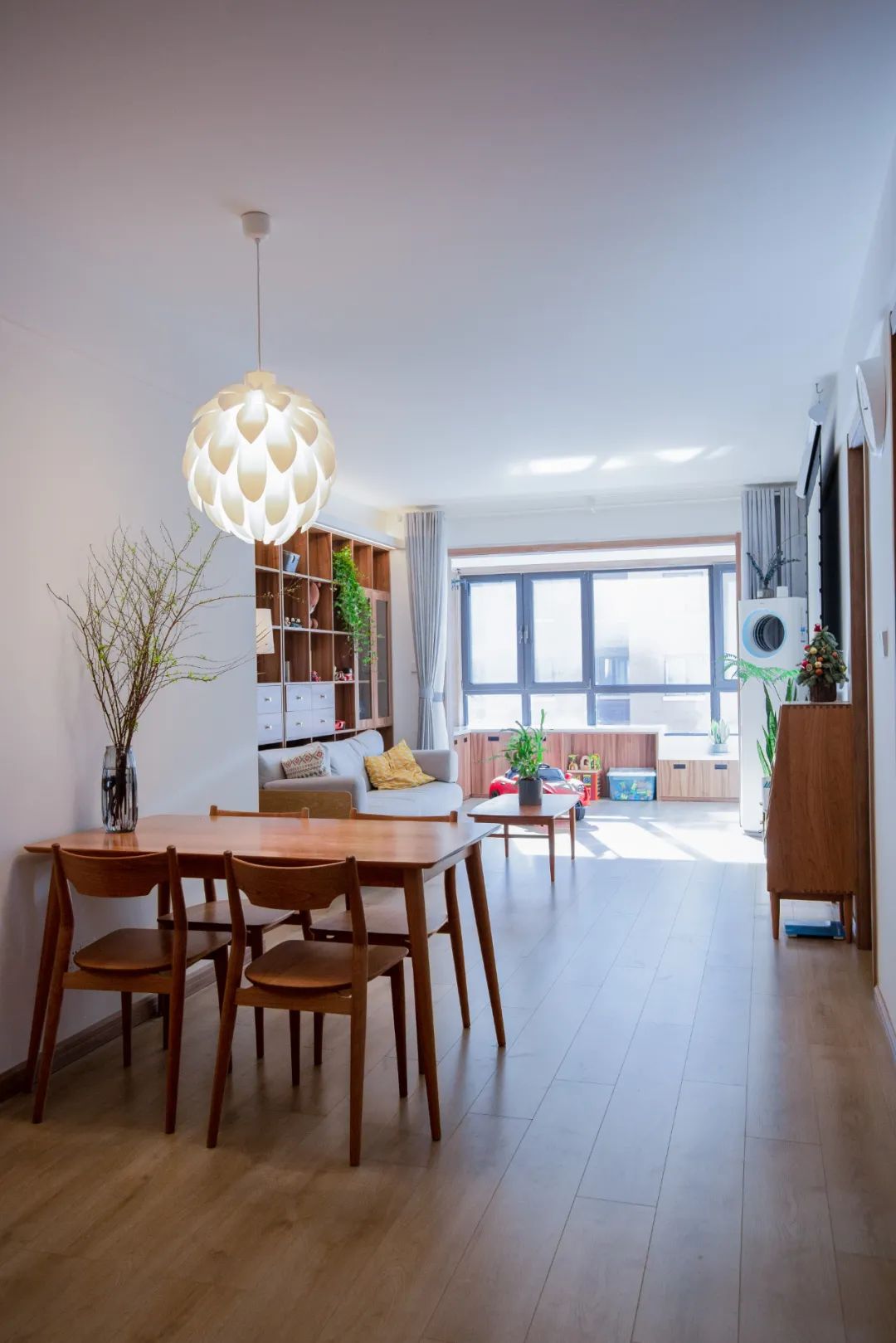 她家客廳坐擁“圖書館+影院”，三代人完轉(zhuǎn)超治愈生活	