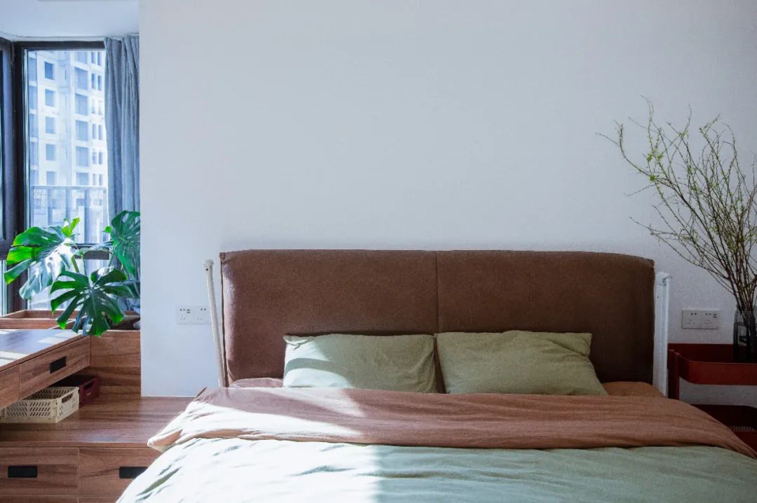 她家客廳坐擁“圖書館+影院”，三代人完轉(zhuǎn)超治愈生活	