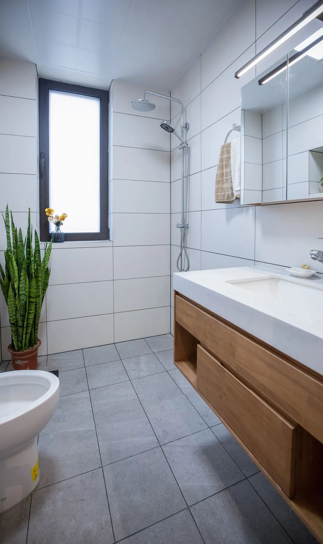 她家客廳坐擁“圖書館+影院”，三代人完轉(zhuǎn)超治愈生活	