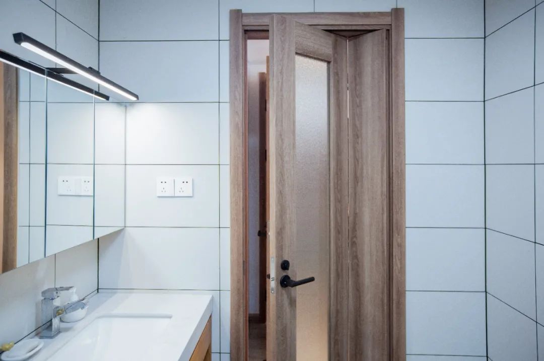 她家客廳坐擁“圖書館+影院”，三代人完轉(zhuǎn)超治愈生活	