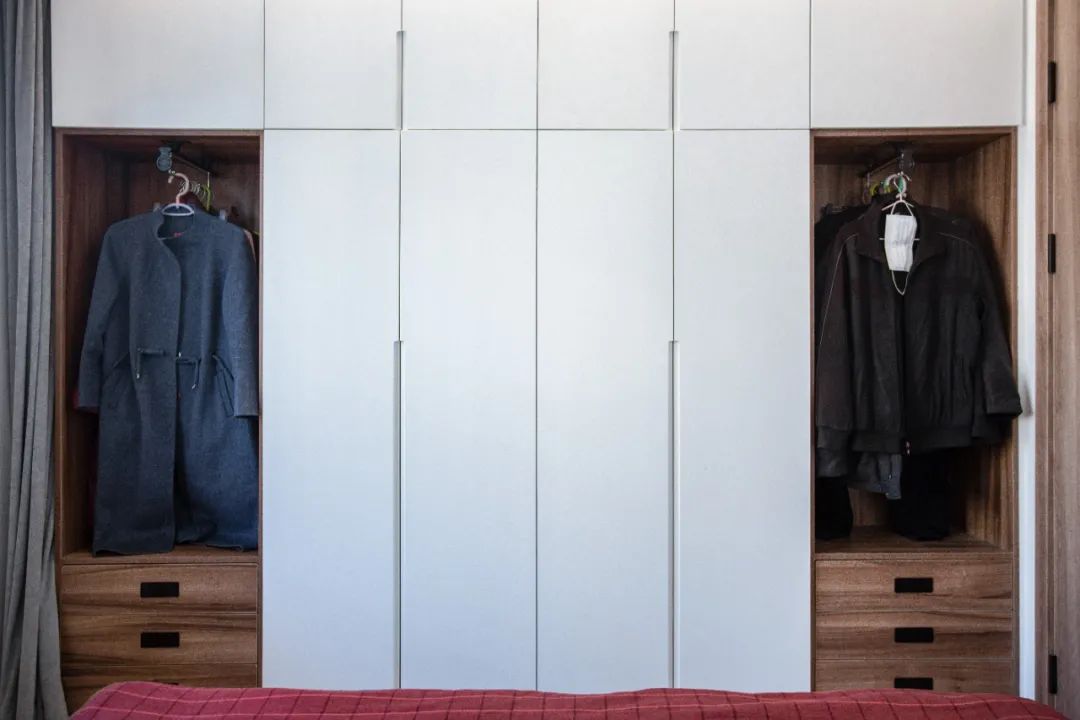 她家客廳坐擁“圖書館+影院”，三代人完轉(zhuǎn)超治愈生活	