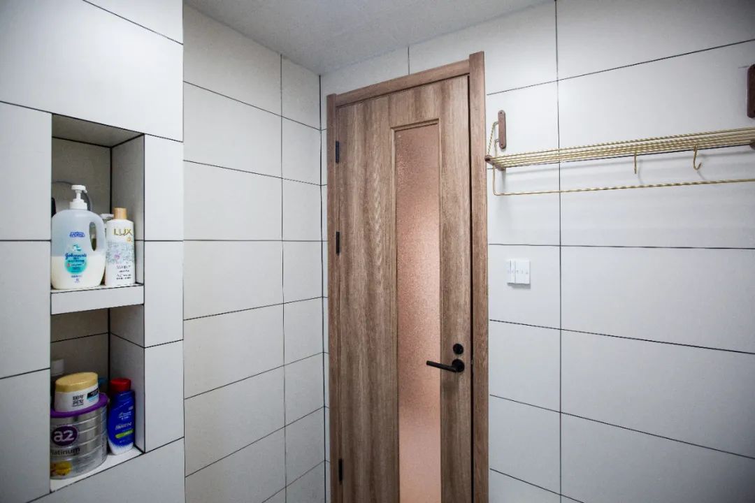 她家客廳坐擁“圖書館+影院”，三代人完轉(zhuǎn)超治愈生活	