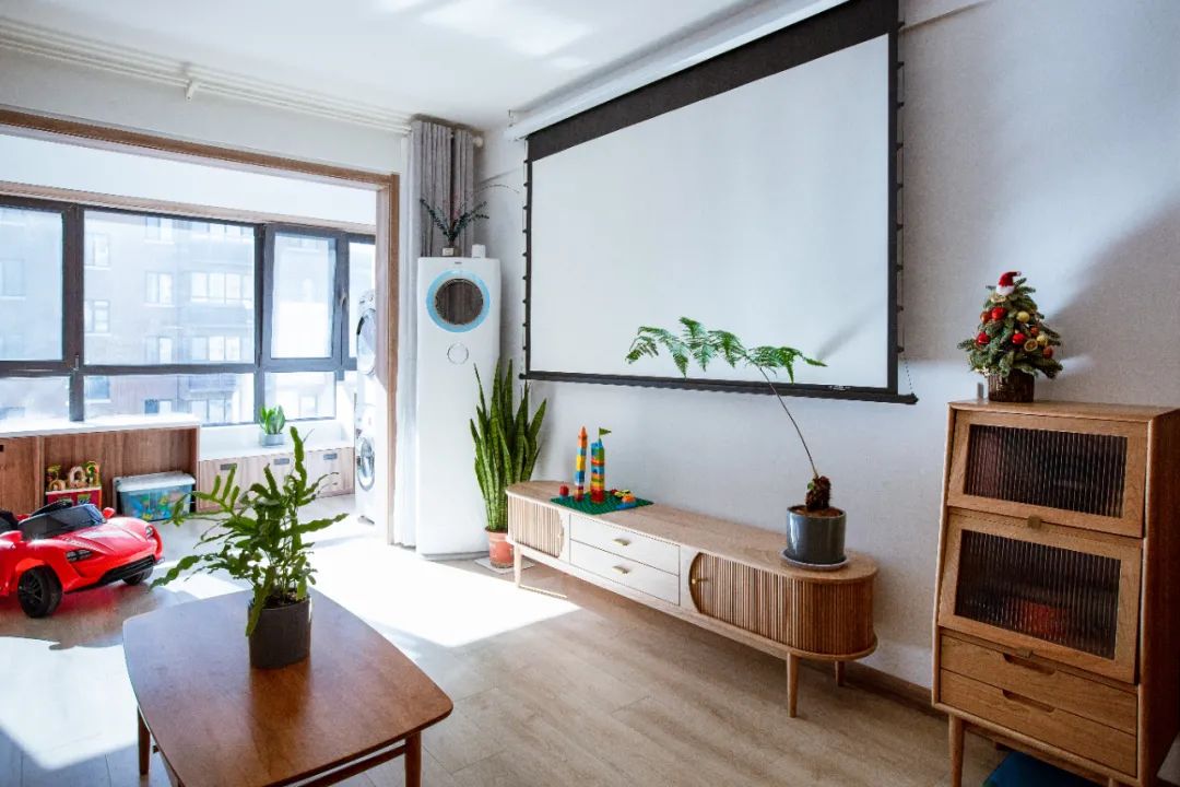 她家客廳坐擁“圖書館+影院”，三代人完轉(zhuǎn)超治愈生活	