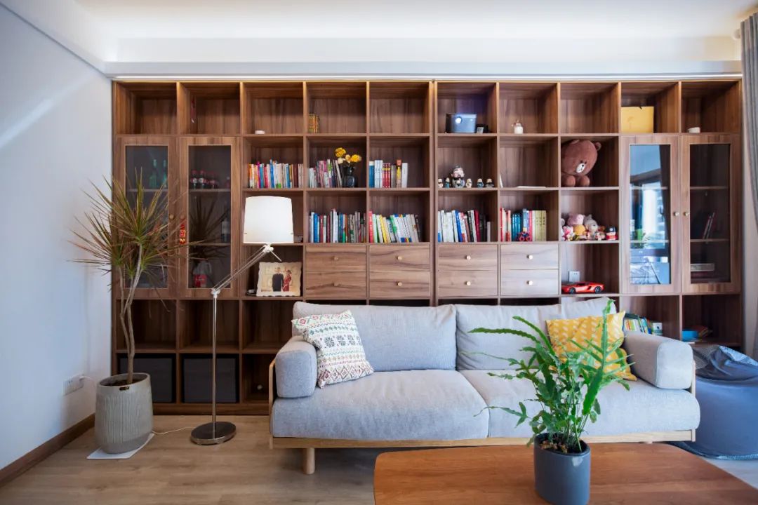 她家客廳坐擁“圖書館+影院”，三代人完轉(zhuǎn)超治愈生活	