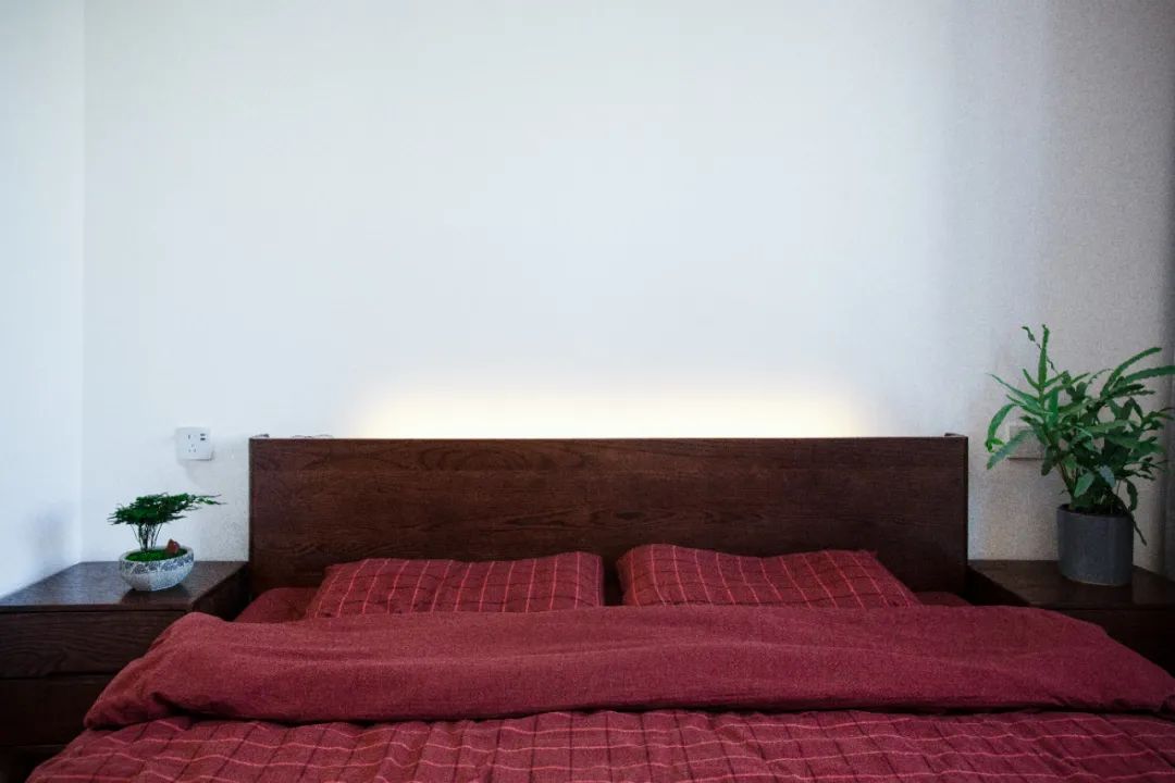 她家客廳坐擁“圖書館+影院”，三代人完轉(zhuǎn)超治愈生活	