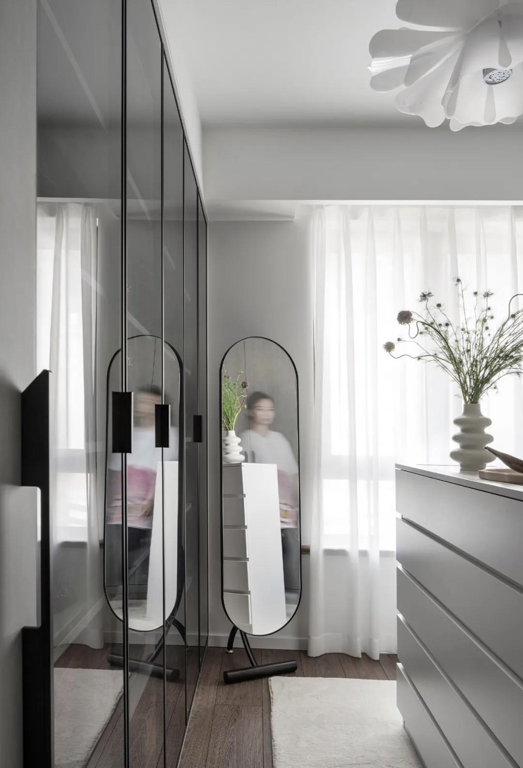 滬飄“富婆”一人住140㎡，三個(gè)臥室輪流睡？我酸了	