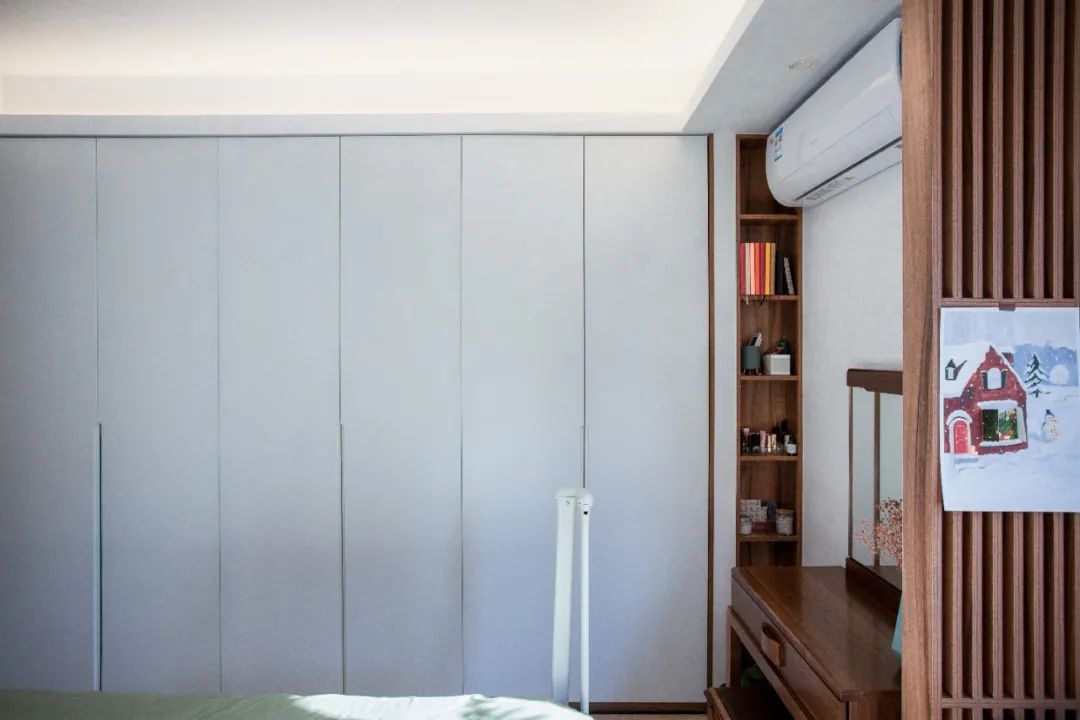 她家客廳坐擁“圖書館+影院”，三代人完轉(zhuǎn)超治愈生活	