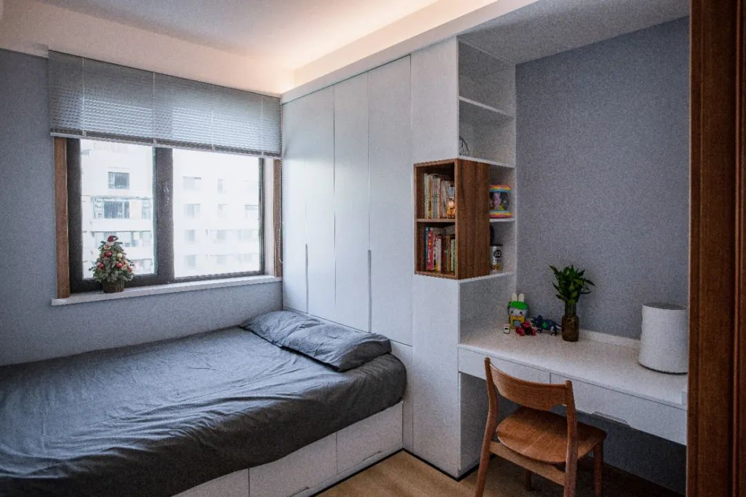 她家客廳坐擁“圖書館+影院”，三代人完轉(zhuǎn)超治愈生活	