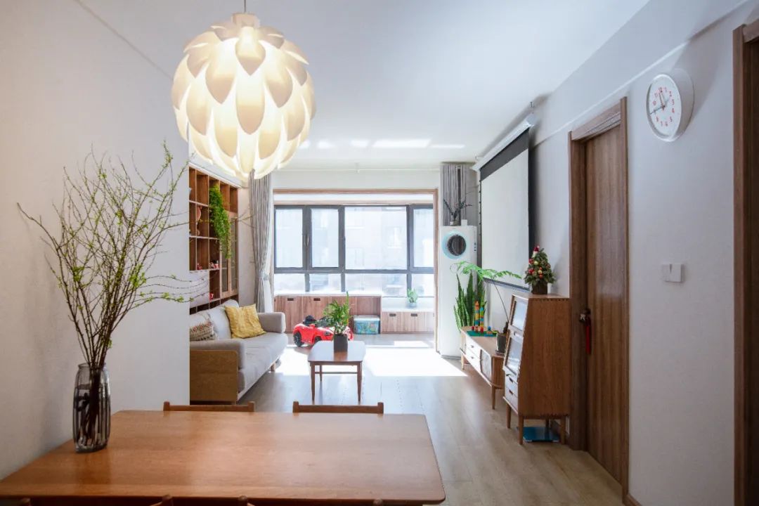 她家客廳坐擁“圖書館+影院”，三代人完轉(zhuǎn)超治愈生活	