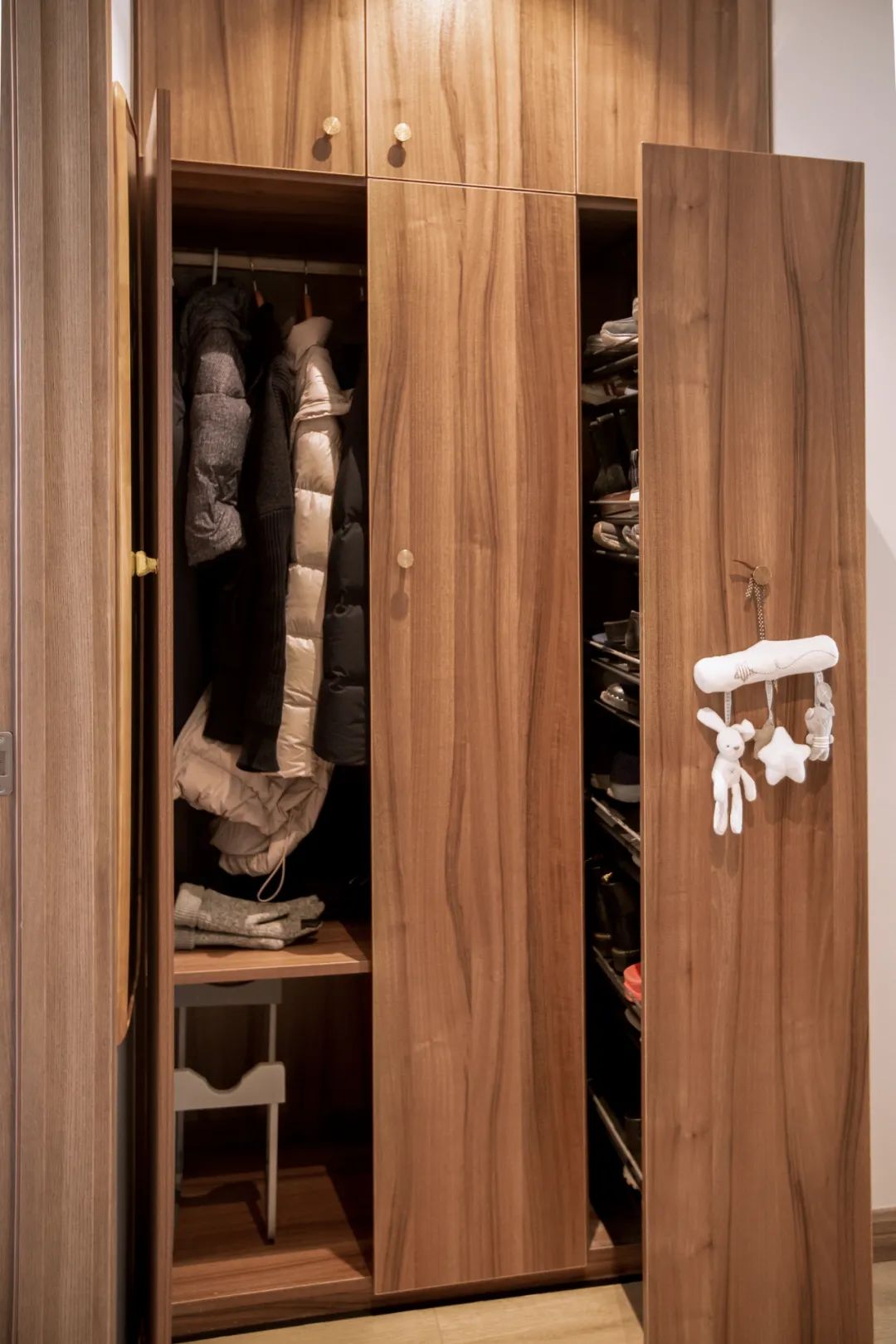 她家客廳坐擁“圖書館+影院”，三代人完轉(zhuǎn)超治愈生活	