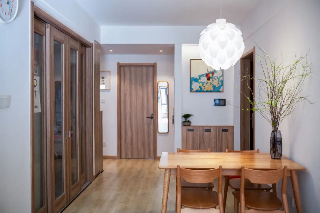 她家客廳坐擁“圖書館+影院”，三代人完轉(zhuǎn)超治愈生活	