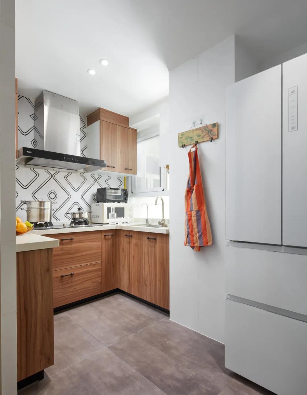 89㎡二手小黑屋狂刷綠色半墻，變身中世紀博物館！ 